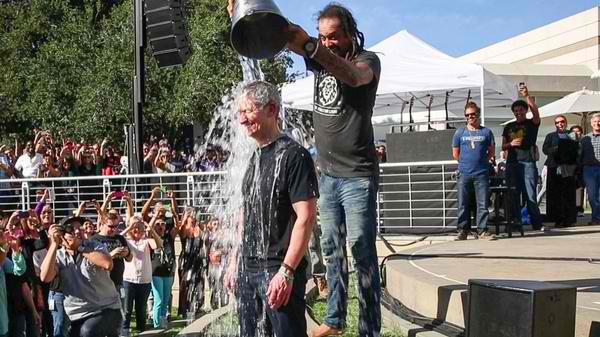 病毒式營銷成就冰桶挑戰，1億捐款述說營銷的成功