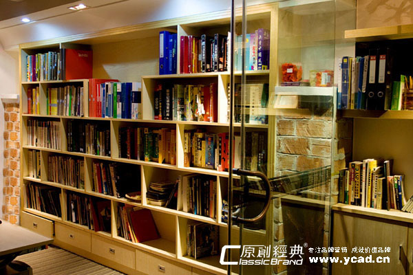 我們在這里揮灑汗水，在這里披星戴月。