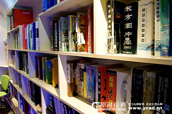 生活，是我們創(chuàng)作的源泉。知識，賦予我們思考的靈動。  這片天地，因為有了我們才更精彩。